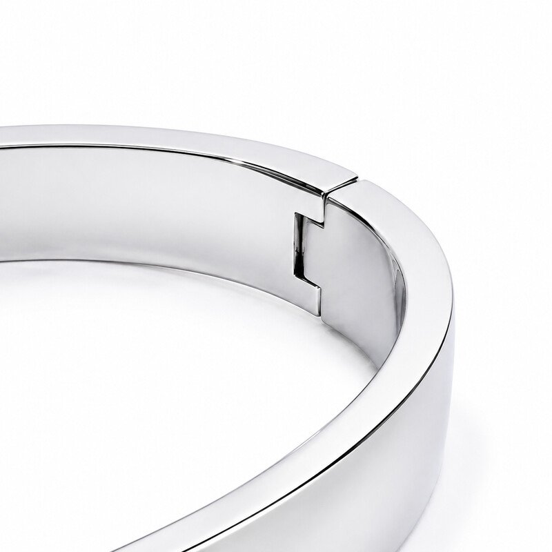 Bangle hinge and hidden clasp detail