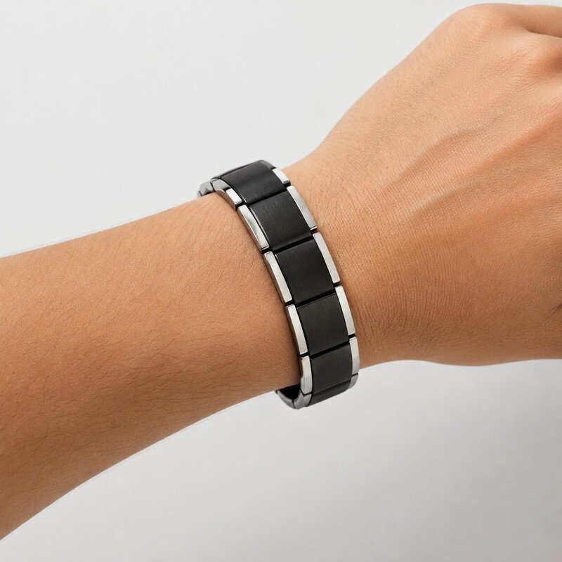 Magnetic bracelet articulated link and clasp detail