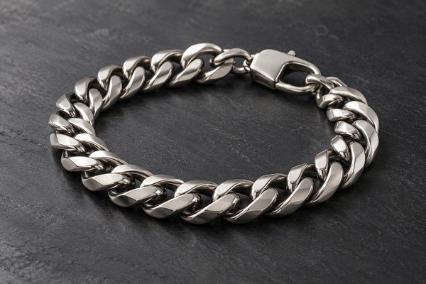 Close view of silver curb chain links